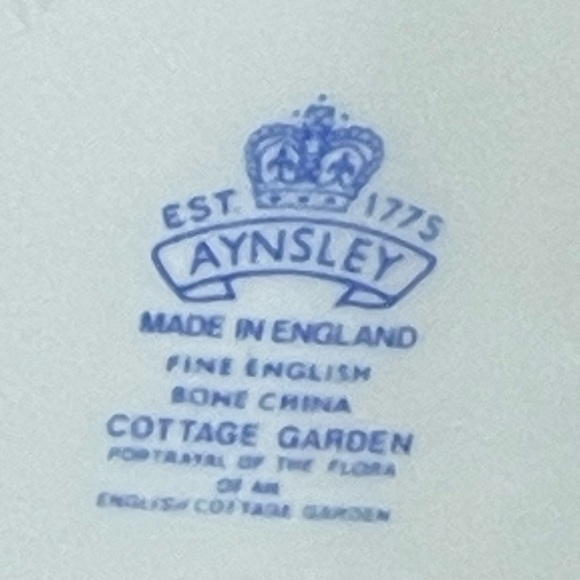 Aynsley Fine Bone China "Cottage Garden" Heart Shaped
Trinket Box/Vanity Dish - Picture 5 of 5